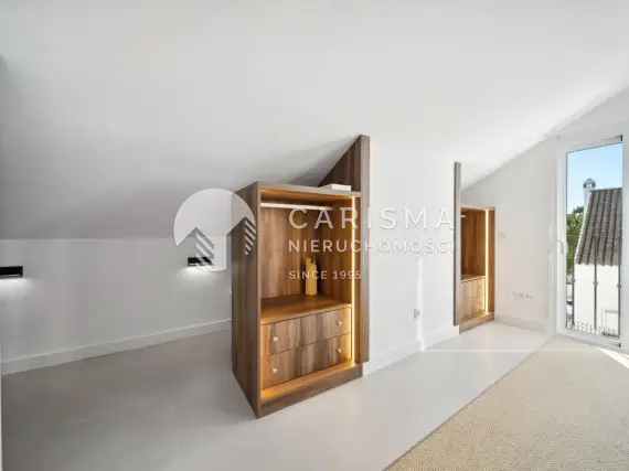 (25) Nowoczesny dwupoziomowy penthouse tuż przy polu golfowym