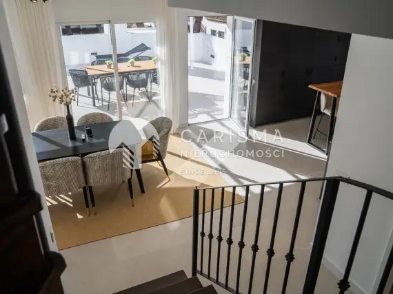 (13) Nowoczesny dwupoziomowy penthouse tuż przy polu golfowym