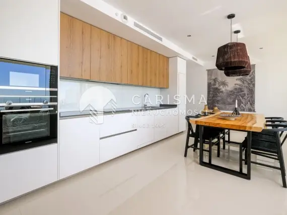 (8) Luksusowy dwupoziomowy penthouse z pięknym widokiem na morze