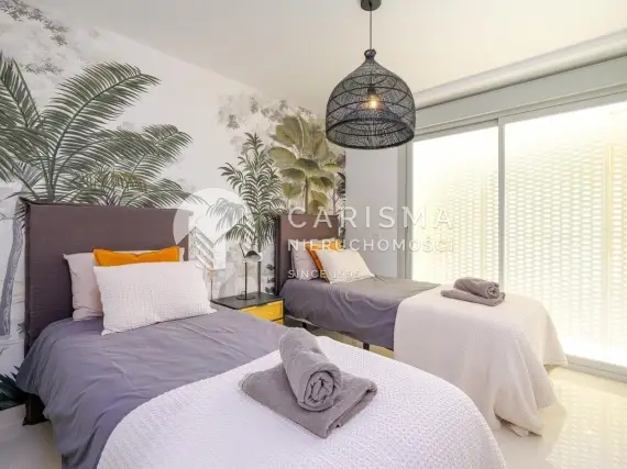 (12) Luksusowy dwupoziomowy penthouse z pięknym widokiem na morze