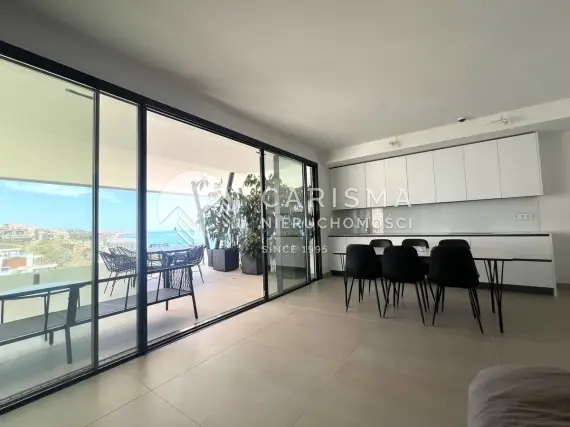 (5) Nowoczesny dwupoziomowy penthouse z widokiem na morze