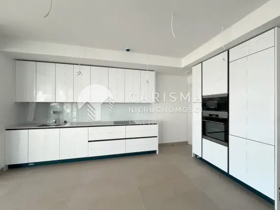 (7) Nowoczesny dwupoziomowy penthouse z widokiem na morze
