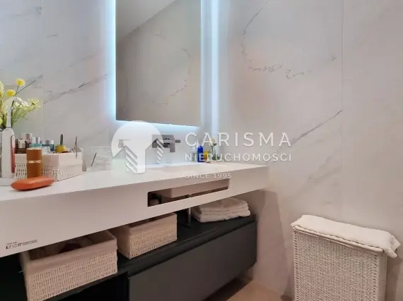 (51) Luksusowy apartament przy plaży z panoramicznym widokiem na morze