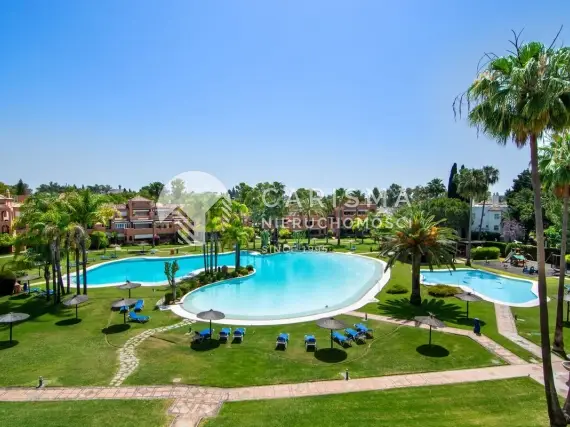 (19) Odnowiony przestronny penthouse blisko pola golfowego Guadalamina Baja