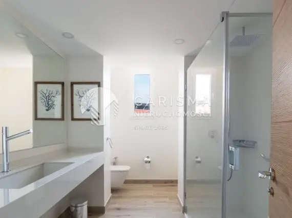 (15) Odnowiony przestronny penthouse blisko pola golfowego Guadalamina Baja
