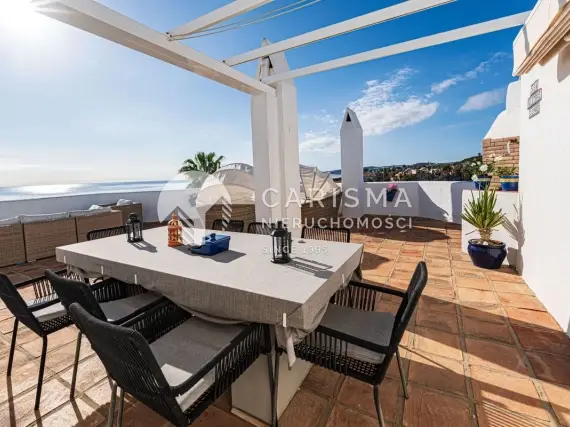 (9) Całkowicie odnowiony dwupoziomowy penthouse tuż przy plaży