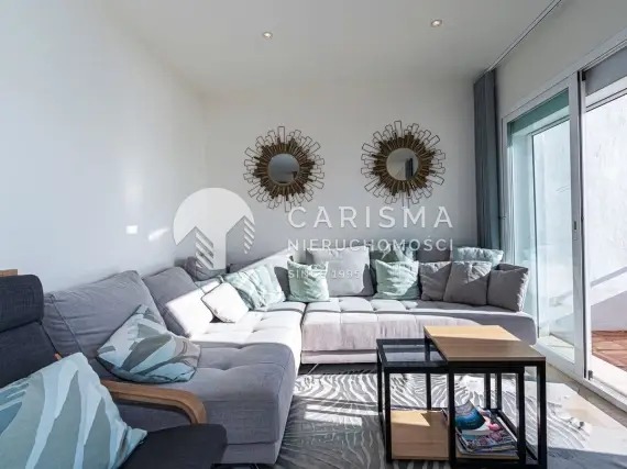 (20) Całkowicie odnowiony dwupoziomowy penthouse tuż przy plaży