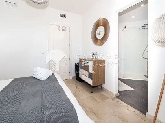 (25) Całkowicie odnowiony dwupoziomowy penthouse tuż przy plaży