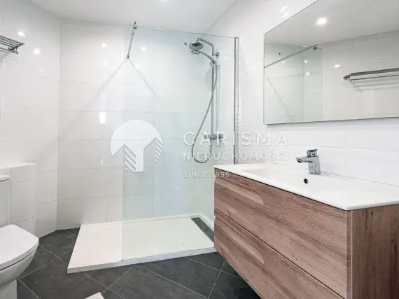 (26) Całkowicie odnowiony dwupoziomowy penthouse tuż przy plaży