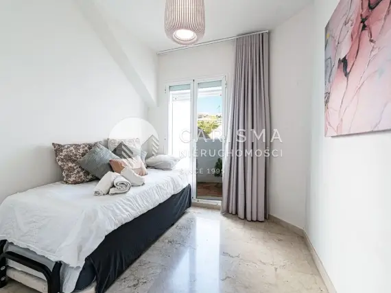 (31) Całkowicie odnowiony dwupoziomowy penthouse tuż przy plaży