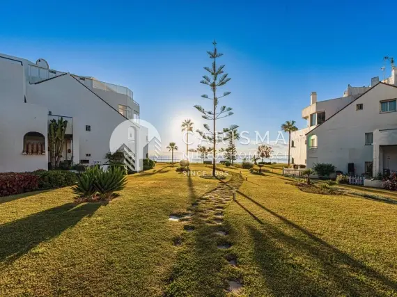 (37) Całkowicie odnowiony dwupoziomowy penthouse tuż przy plaży