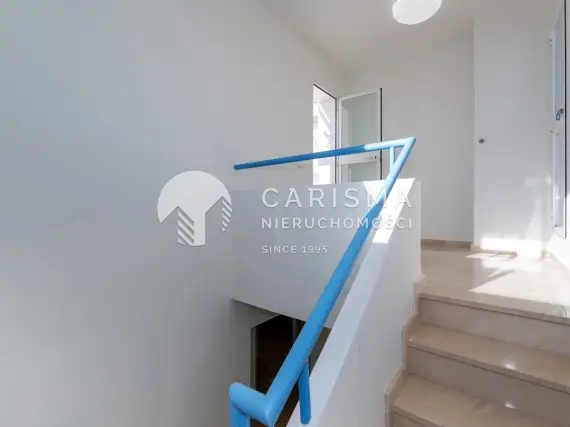 (35) Całkowicie odnowiony dwupoziomowy penthouse tuż przy plaży