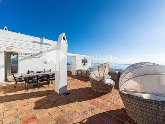 (6) Całkowicie odnowiony dwupoziomowy penthouse tuż przy plaży