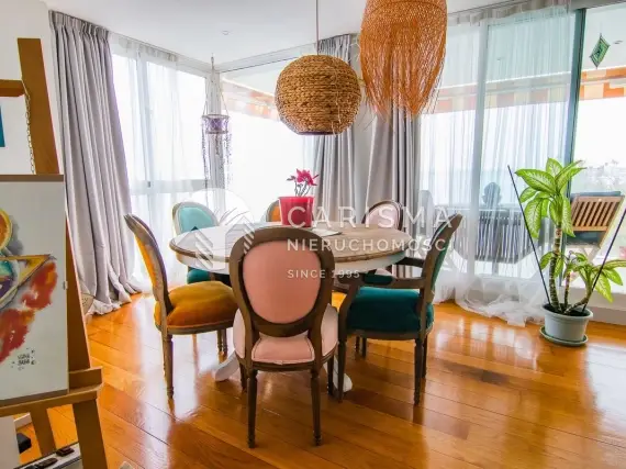 (10) Niezwykle usytuowany dwupoziomowy apartament z prywatnym dostępem do plaży