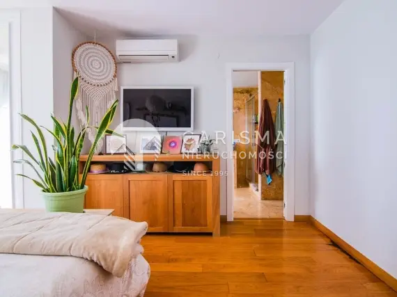 (11) Niezwykle usytuowany dwupoziomowy apartament z prywatnym dostępem do plaży