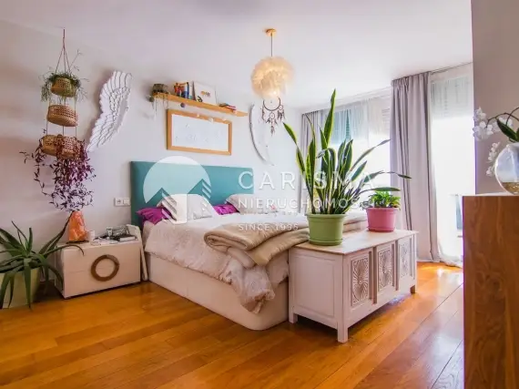 (12) Niezwykle usytuowany dwupoziomowy apartament z prywatnym dostępem do plaży