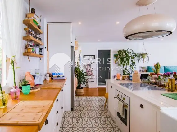 (24) Niezwykle usytuowany dwupoziomowy apartament z prywatnym dostępem do plaży