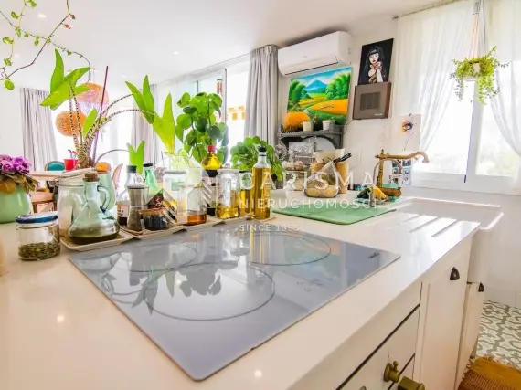(27) Niezwykle usytuowany dwupoziomowy apartament z prywatnym dostępem do plaży