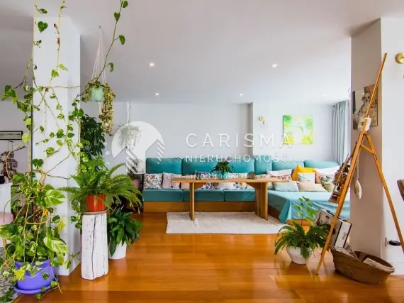 (30) Niezwykle usytuowany dwupoziomowy apartament z prywatnym dostępem do plaży