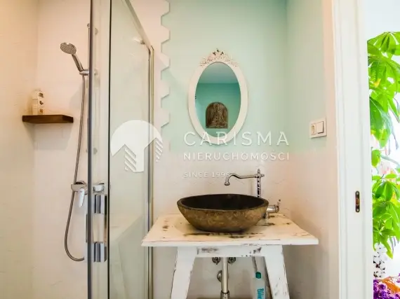 (40) Niezwykle usytuowany dwupoziomowy apartament z prywatnym dostępem do plaży