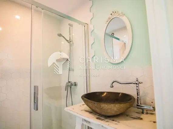 (41) Niezwykle usytuowany dwupoziomowy apartament z prywatnym dostępem do plaży