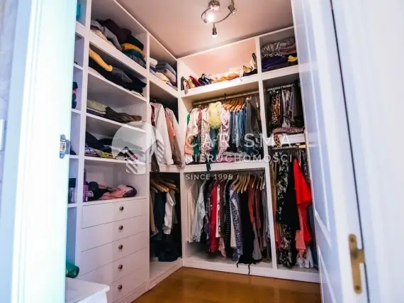 (45) Niezwykle usytuowany dwupoziomowy apartament z prywatnym dostępem do plaży