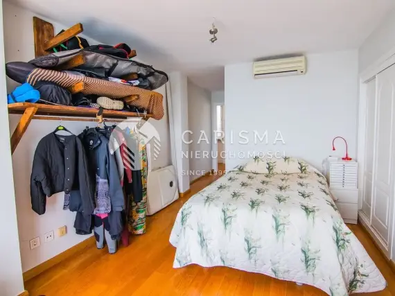 (46) Niezwykle usytuowany dwupoziomowy apartament z prywatnym dostępem do plaży