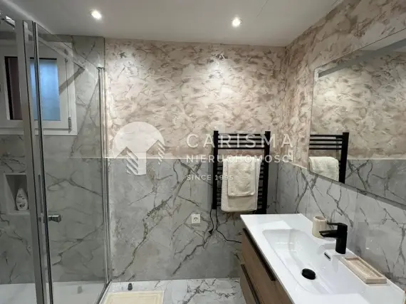 (13) Całkowicie odnowiony apartament w kompleksie blisko plaży
