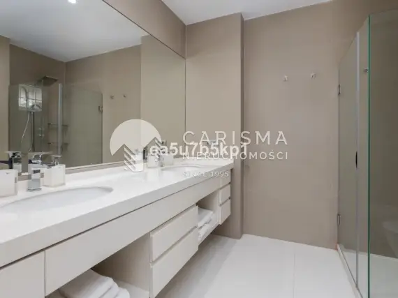 (11) Nowoczesny penthouse z panoramicznym widokiem na morze