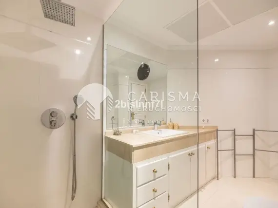 (16) Parterowy apartament z ogródkiem w pierwszej linii brzegowej Elviria
