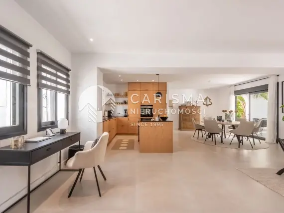 (4) Kompletnie odnowiony elegancki apartament 15 minut od plaży