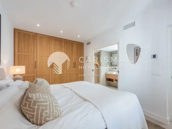 (10) Kompletnie odnowiony elegancki apartament 15 minut od plaży