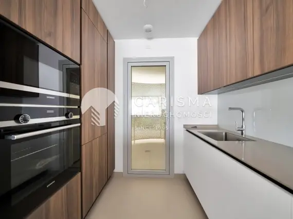 (16) Luksusowy apartament do indywidualnej aranżacji z widokiem na morze
