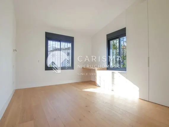 (11) Całkowicie odnowiony apartament w kameralnej urbanizacji z widokiem na morze i góry