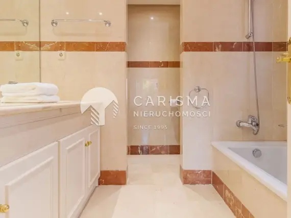 (12) Nowoczesny apartament w otoczeniu tropikalnych ogrodów tuż przy plaży