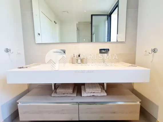 (10) Nowoczesny apartament tuż przy polu golfowym
