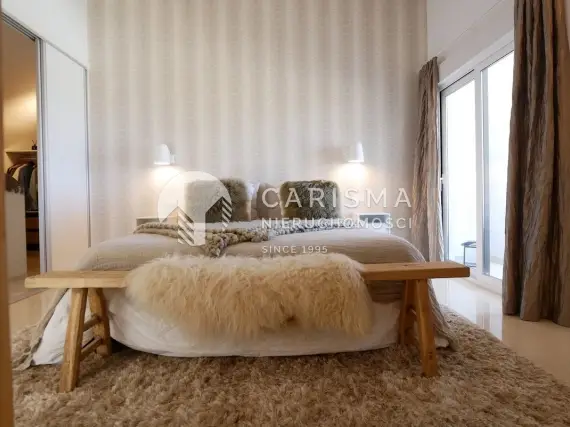(22) Luksusowy dwupoziomowy penthouse z pięknym widokiem na morze