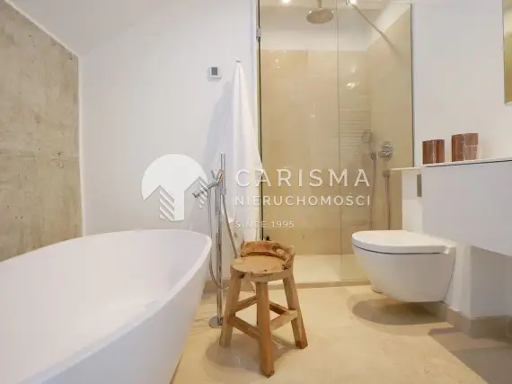 (28) Luksusowy dwupoziomowy penthouse z pięknym widokiem na morze