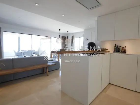 (13) Luksusowy dwupoziomowy penthouse z pięknym widokiem na morze