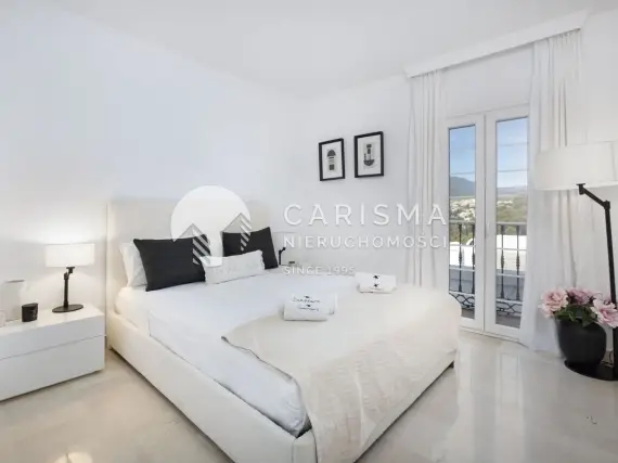 (14) Dwu poziomowy penthouse w pierwszej linii pól golfowych