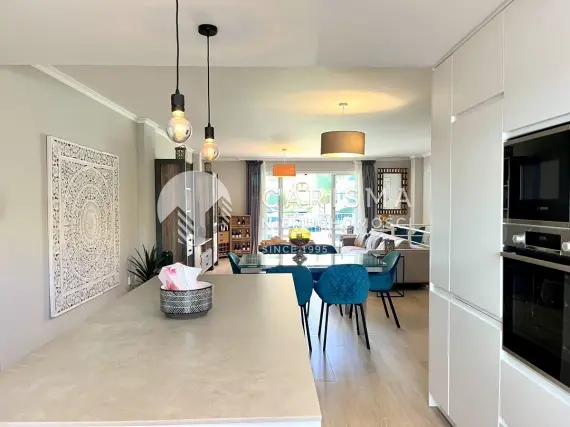 (14) Dwupoziomowy apartament z widokiem  na marinę