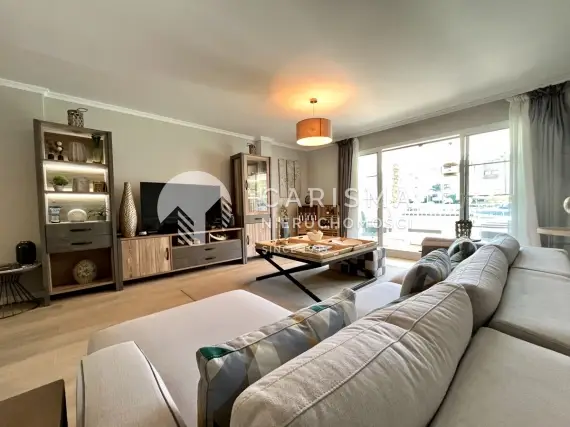 (11) Dwupoziomowy apartament z widokiem  na marinę