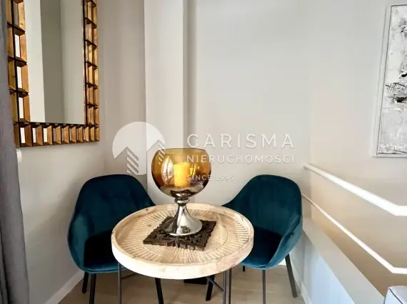(6) Dwupoziomowy apartament z widokiem  na marinę