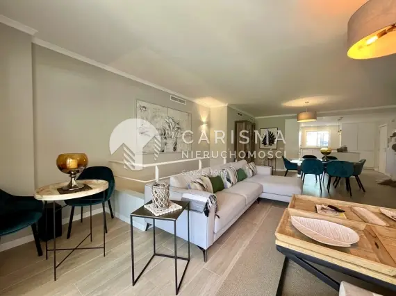 (7) Dwupoziomowy apartament z widokiem  na marinę