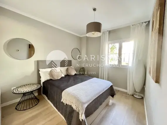 (22) Dwupoziomowy apartament z widokiem  na marinę