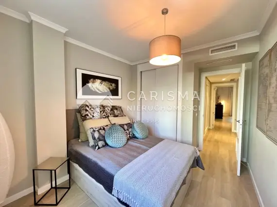 (27) Dwupoziomowy apartament z widokiem  na marinę