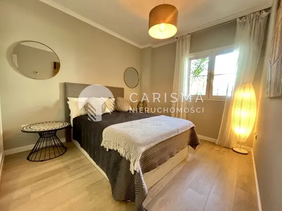 (23) Dwupoziomowy apartament z widokiem  na marinę