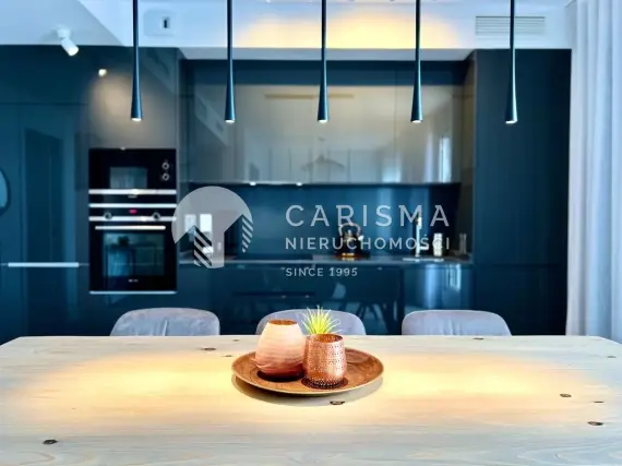 (9) Dwupoziomowy penthouse z widokiem na morze