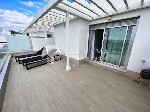 (17) Dwupoziomowy penthouse z widokiem na morze