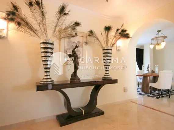 (17) Dwupoziomowy penthouse w pierwszej linii pola golfowego